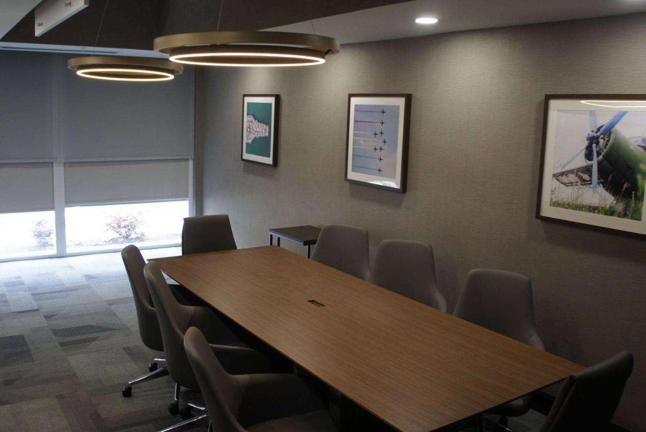 La Quinta Inn & Suites By Wyndham Manchester - Arnold Afb 외부 사진